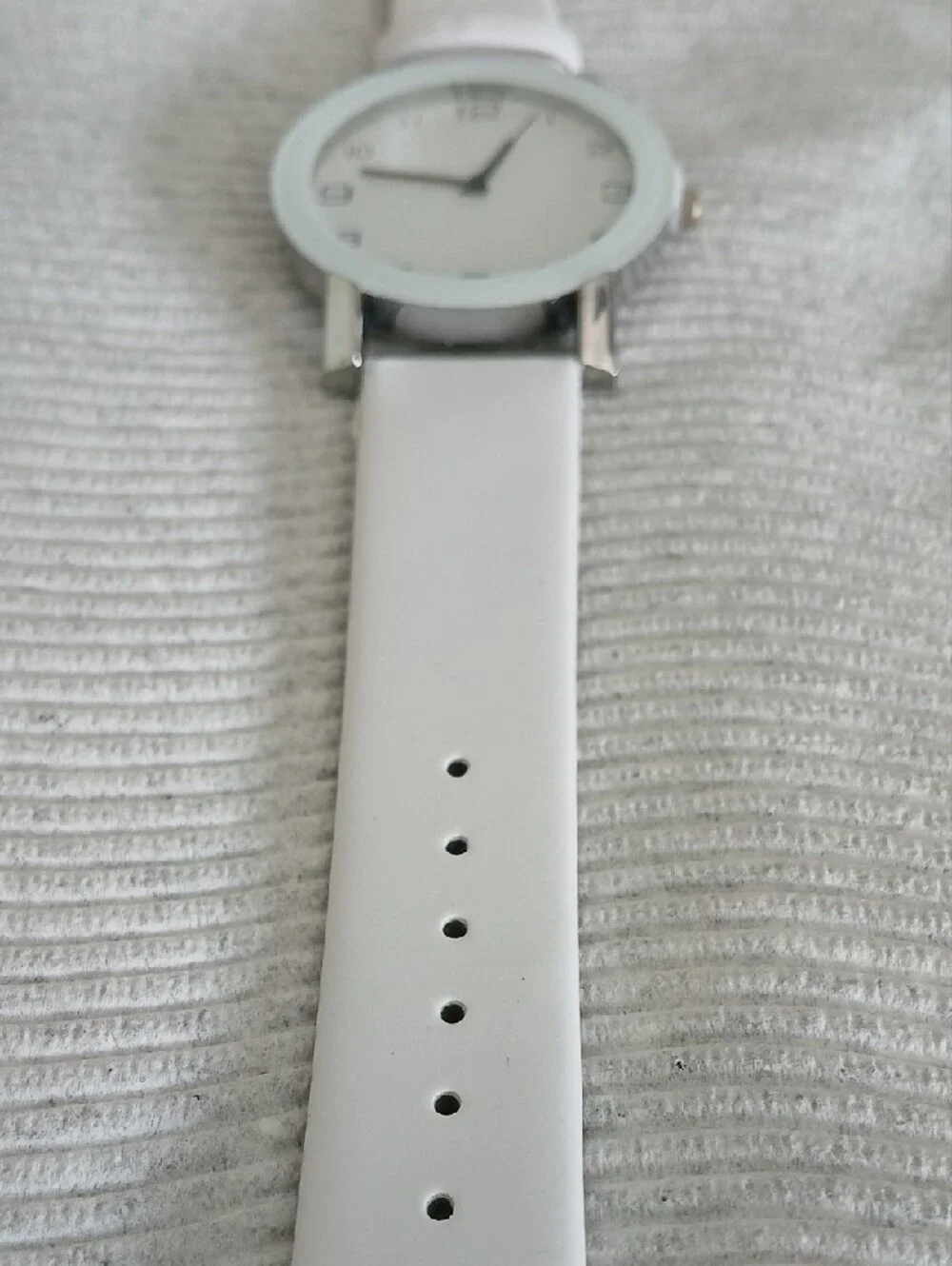 Minimalist White Silicone Strap Watch - Clean Dial